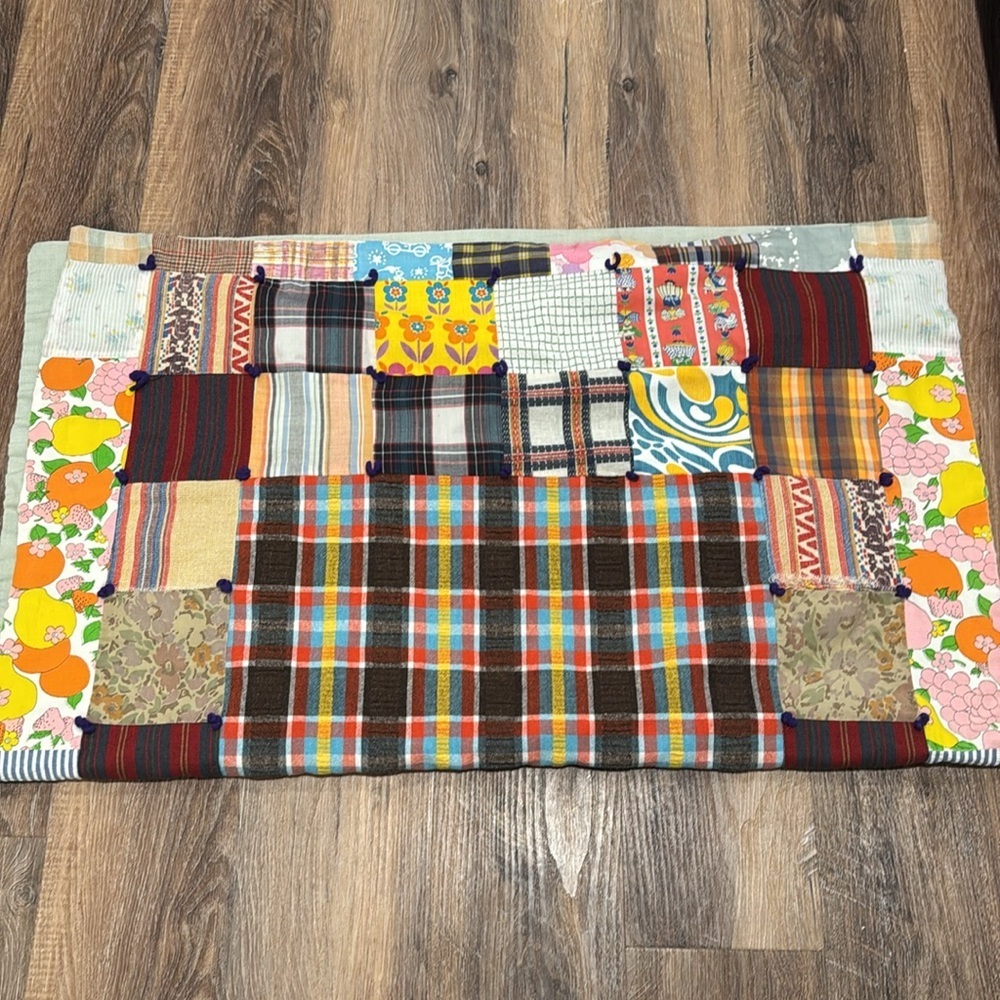 Vintage Handmade Patchwork Lap Quilt with flaws - Picture 5 of 9